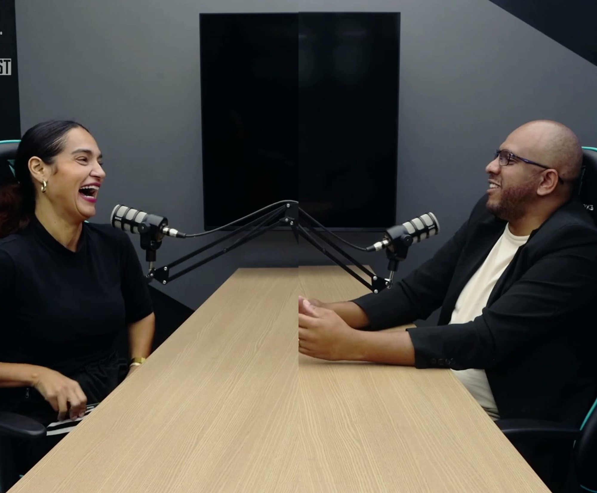 Renata Nunes e Douglas Calixto conversando no estúdio do 2xMais